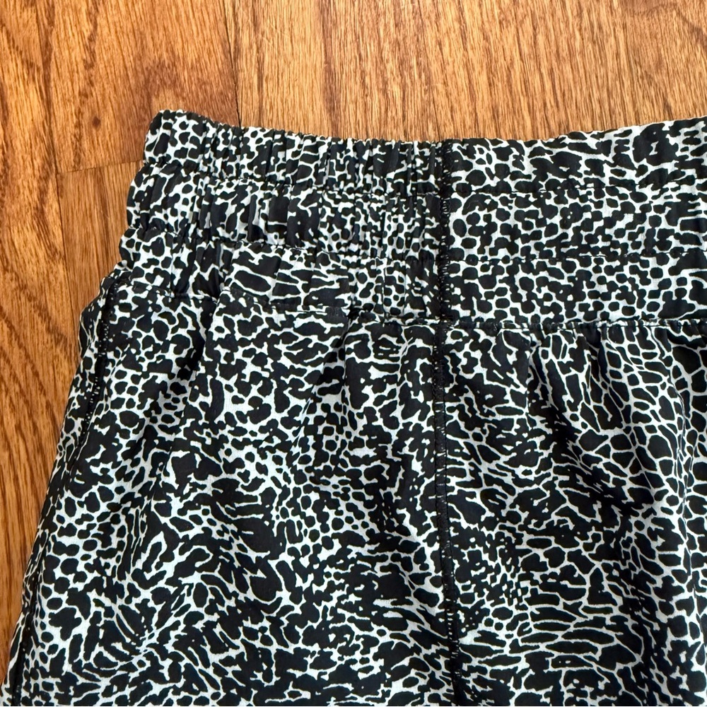 Lululemon Hotty Hot Short II 2.5" in Polar Shift Inverse Alpine White Black 10 - Picture 9 of 14